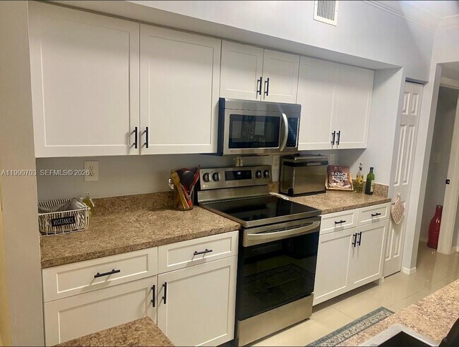 Building Photo - 131 SW 117th Ave