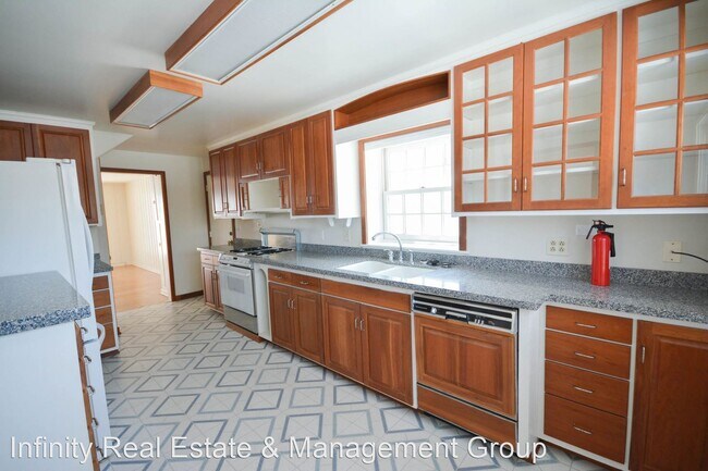Building Photo - 3 br, 3 bath House - 1010 6th St SW
