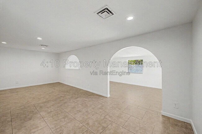 Building Photo - 2104 N Comanche Dr