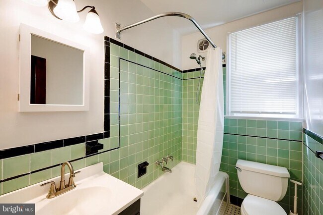 Building Photo - 4851 Crescent St