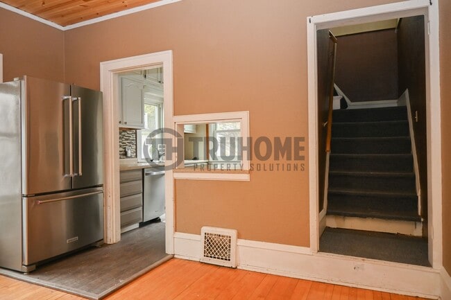 Building Photo - Large 3 Bedroom 2 Bath House w/Fenced in Yard and 2 Stall Garage Available Soon!