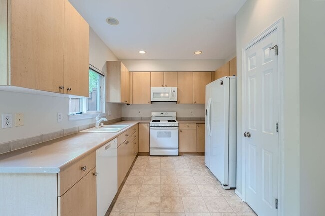 Building Photo - 3bed/2.5 End Townhome Unit with Attached Garage in Renton!