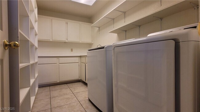 Building Photo - 2632 Ironside Dr