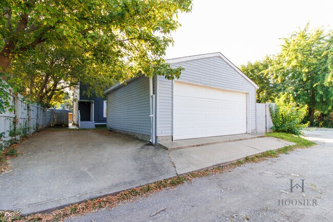Building Photo - 614 N Temple Ave