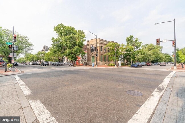 Building Photo - 711 G St SE