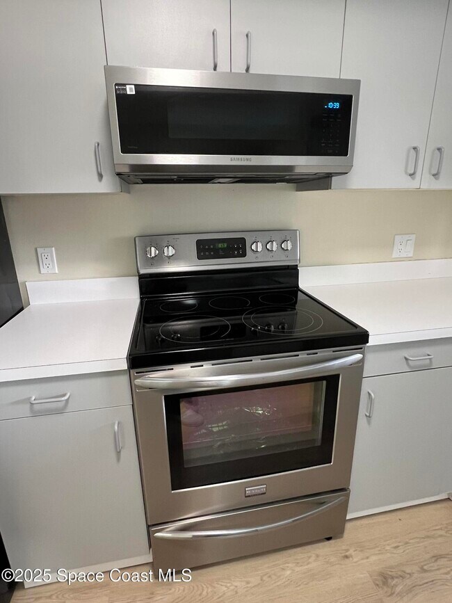 Building Photo - 3154 Dunhill Dr