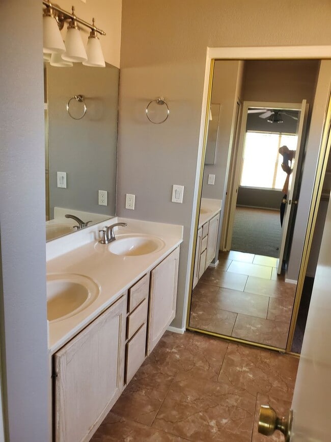 Building Photo - Ready to move in 3b 2b