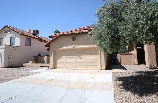 Building Photo - 924 E Manor Dr