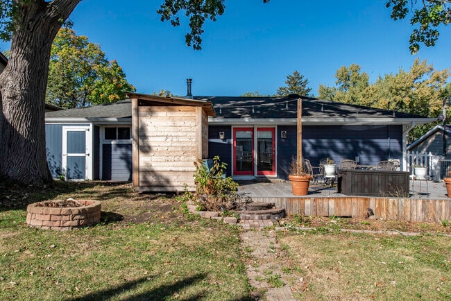 Building Photo - 18225 W Lindenwood Dr