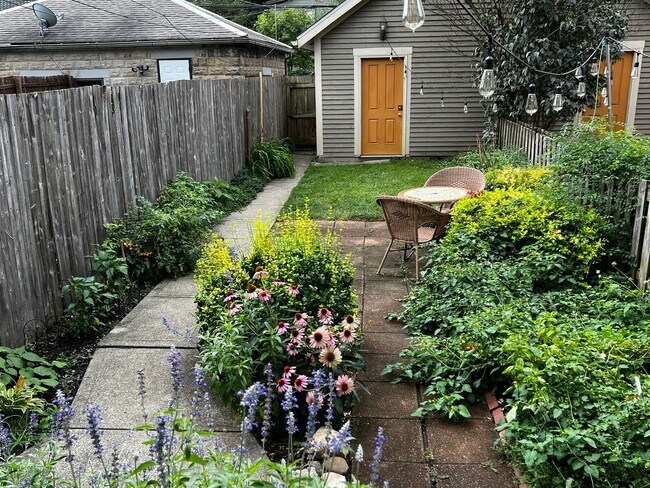 Building Photo - Beautiful 2 bedroom with office in the heart of German Village w/ garage