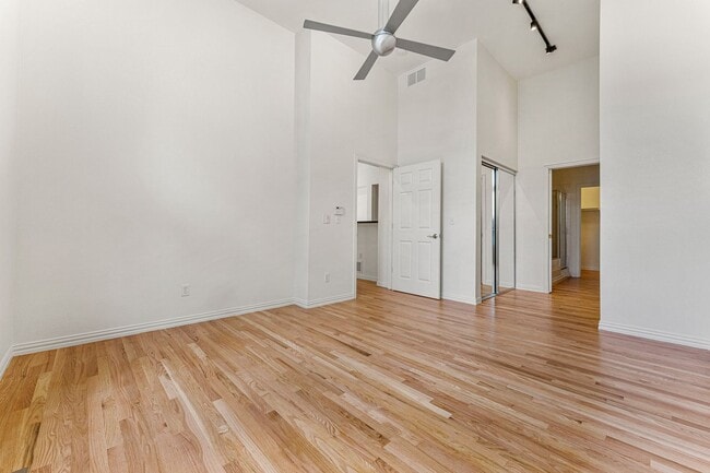 Building Photo - Gorgeous Townhome With 2-Car Garage and Ce...