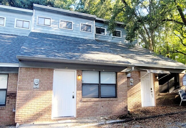 Primary Photo - MODERN 2/2 w/ Vaulted Ceilings, Stone Coun...