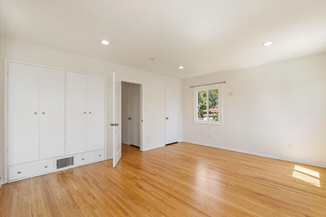 Building Photo - 4 Bed • 3 Bath • 2,135 Sq Ft (Main House) ...