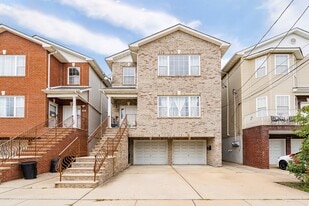 Building Photo - 13 Oak St