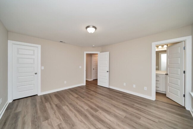 Building Photo - Move-In Special! Pay only ½ of your first ...
