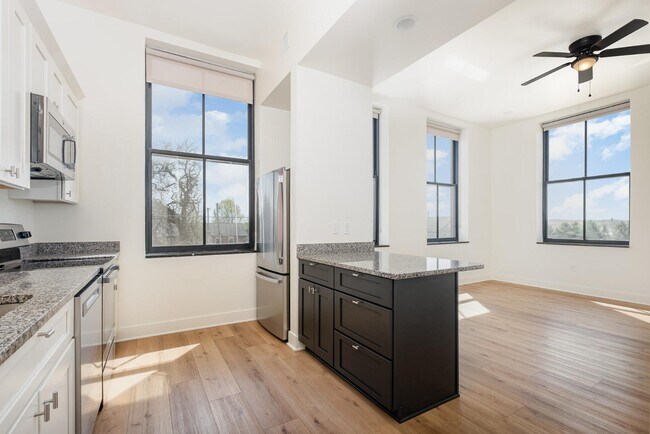 Building Photo - 301 N Mulberry St