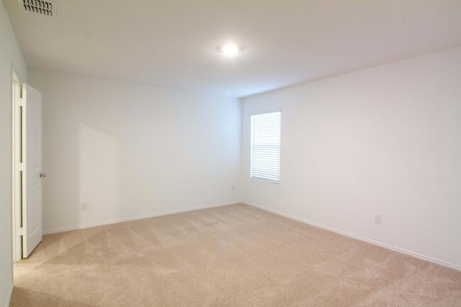 Building Photo - 404 Dewberry Dr