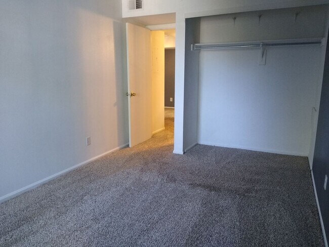 Building Photo - Awesome 2 Bedroom 2 Bath Condo w/ Garage P...