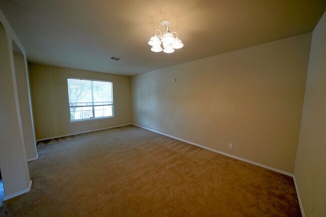Building Photo - Spacious Home in Cibolo with 3 Car Garage! Realor Commission: $750