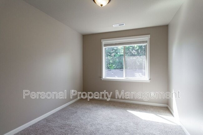 Building Photo - 7613 NE 31st Cir