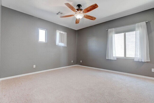 Building Photo - 2589 Chateau Clermont St
