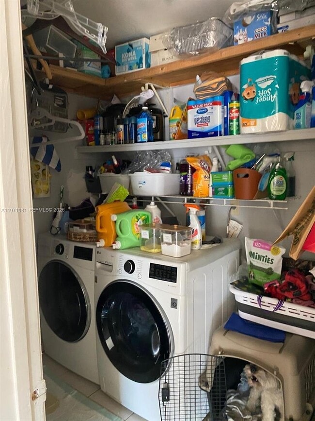 Building Photo - 230 SW 30th Ave