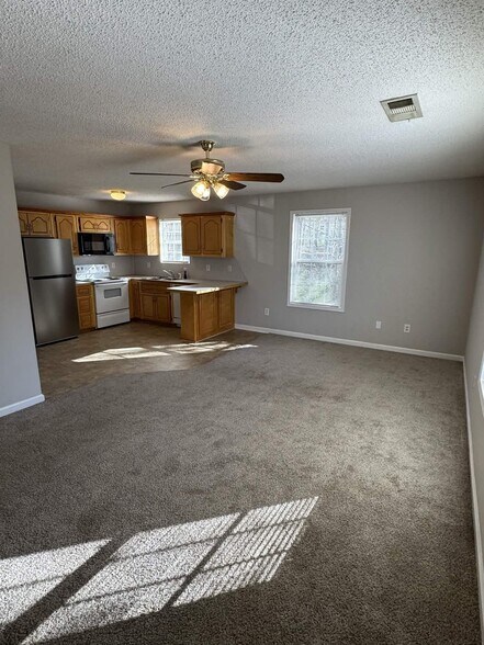 Building Photo - 40 Hanna Dr