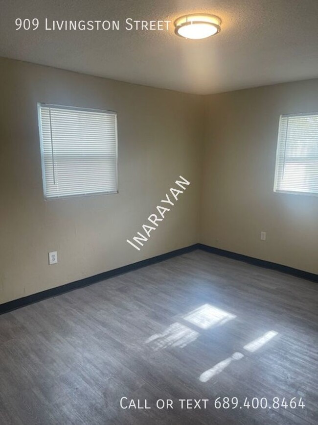 Building Photo - Newly Remodeled 2/1 apartment AVAILABLE NOW