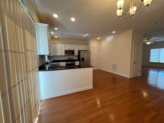 Building Photo - Beautiful Townhome in Spring Oaks!