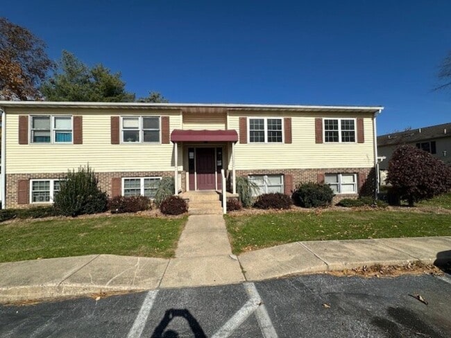 Building Photo - Leola 2 Bedroom 2nd floor