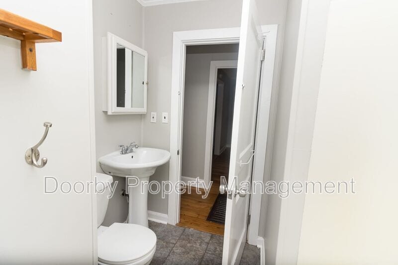 Building Photo - 640 Lupton Dr