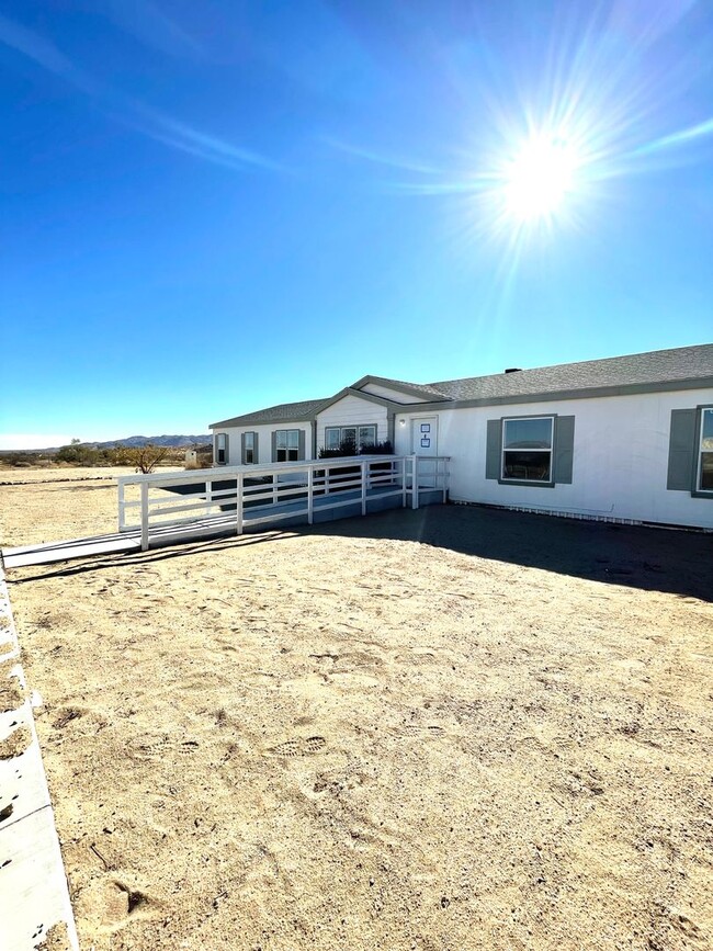 Building Photo - 3 Bedroom 2 Bathroom Home Close To The Nat...