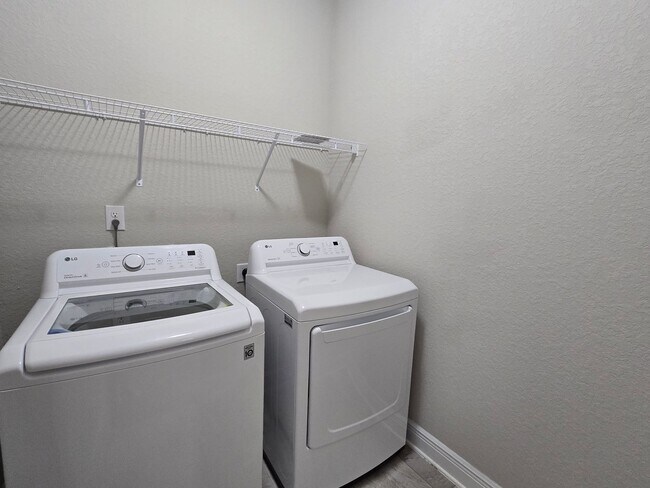 Building Photo - 3-Bedroom Home - Parkside Commons