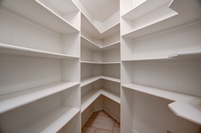 Building Photo - Extra spacious 3 bed 2 bath home in Kingsw...