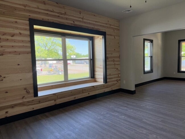 Building Photo - 618 E Gentry Ave