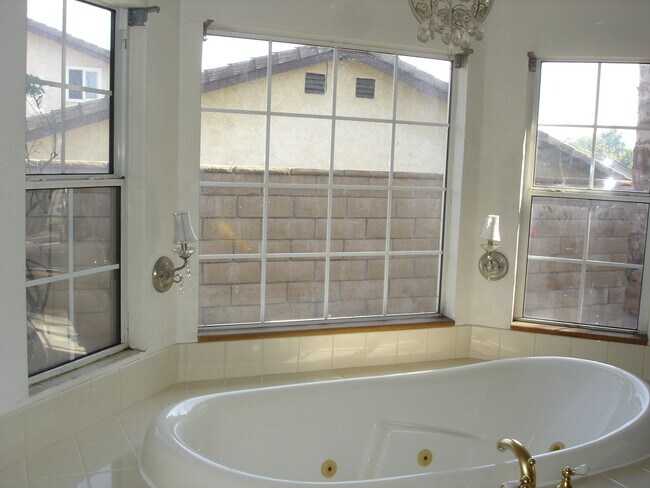 Building Photo - 1838 Coolcrest Way