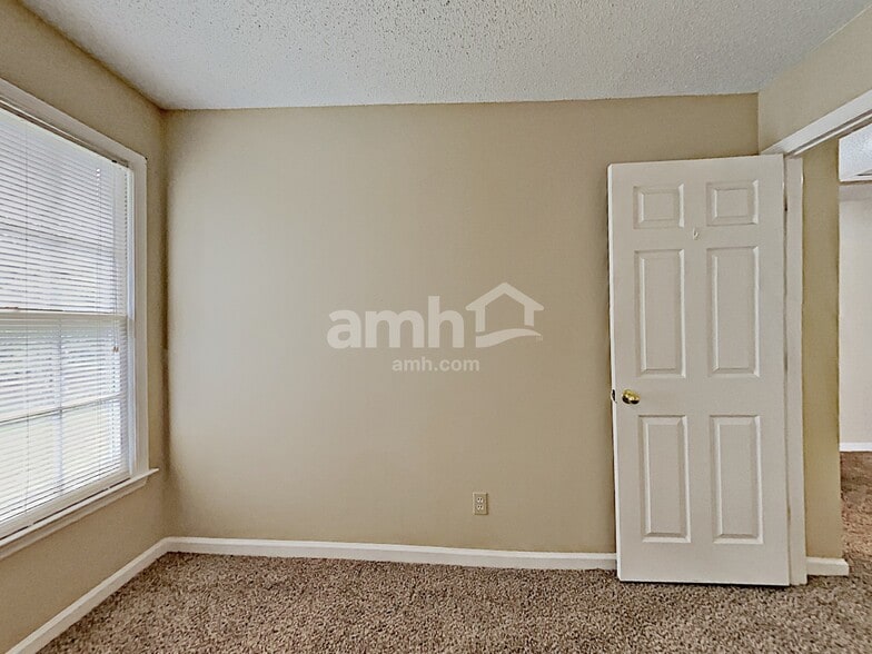 Building Photo - 1300 Summit Point Ln