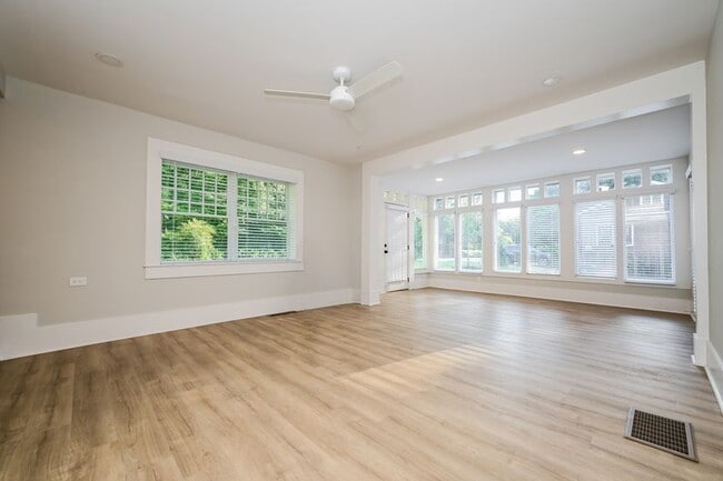 Building Photo - 616 Linwood Ave NE