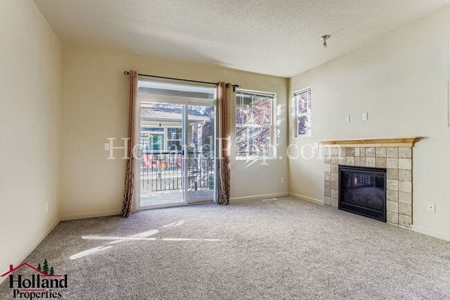 Building Photo - Lovely 3-Level Townhouse in great Hillsbor...