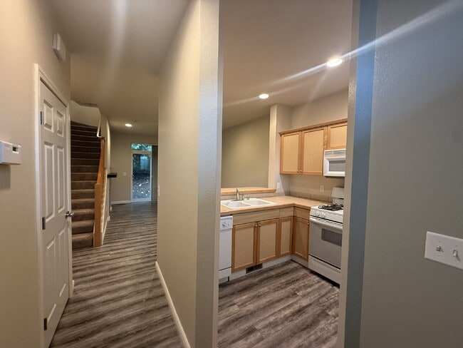 Building Photo - Gorgeous 2 Bedroom 3 bath Townhome Availab...