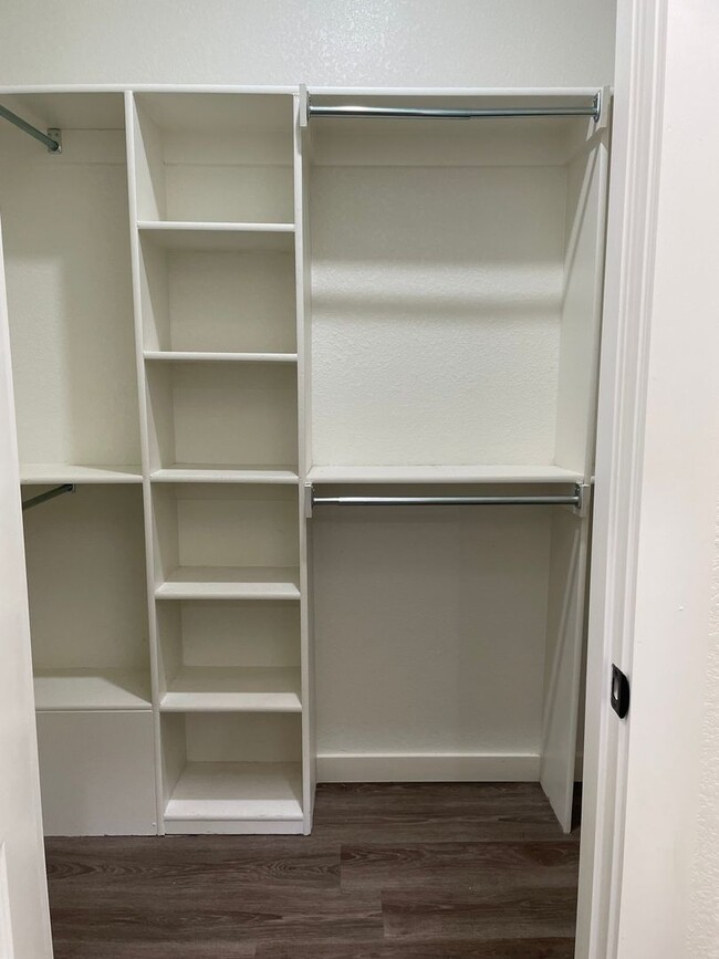 Building Photo - Two Bed/1.5 Bath Home
