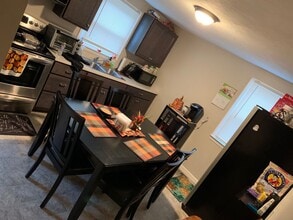 Building Photo - 3-4 Bedroom 1 Bath cape with garage in Liverpool Schools