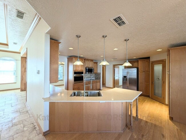 Building Photo - Luxurious Relaxation in Raintree