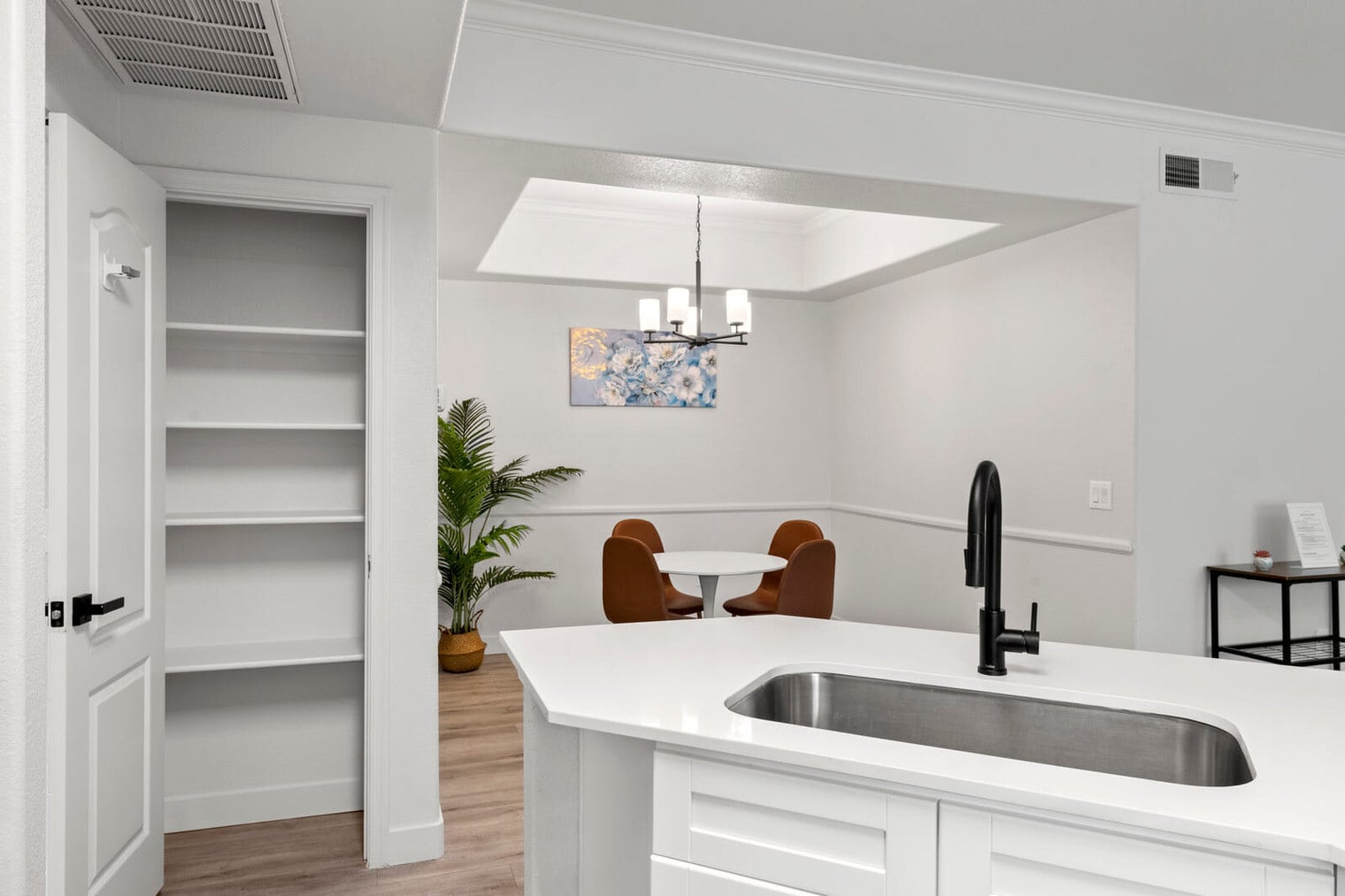 Building Photo - 875 W Pecos Rd