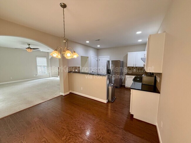 Building Photo - 450 Jerome Rd