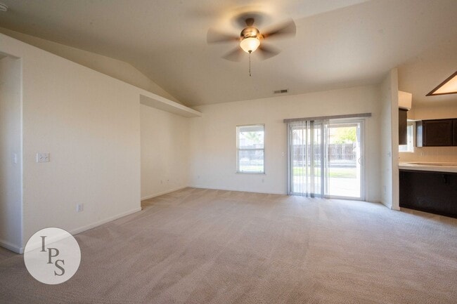 Building Photo - Kerman Westside Home, 3BR/2BA, Built 2004 - Lots of Amenities!