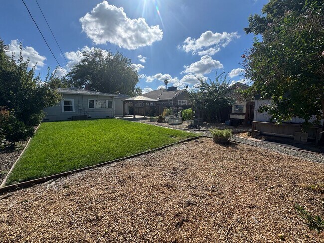 Building Photo - 2 bedroom |1 bathroom | Charming West Taho...
