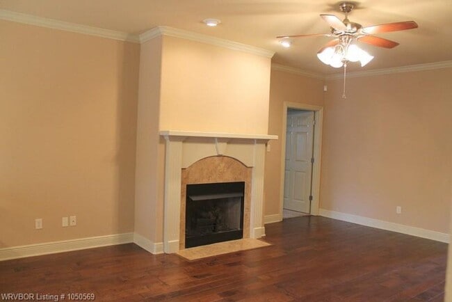 Building Photo - Spacious 3 bedroom 2 bath duplex