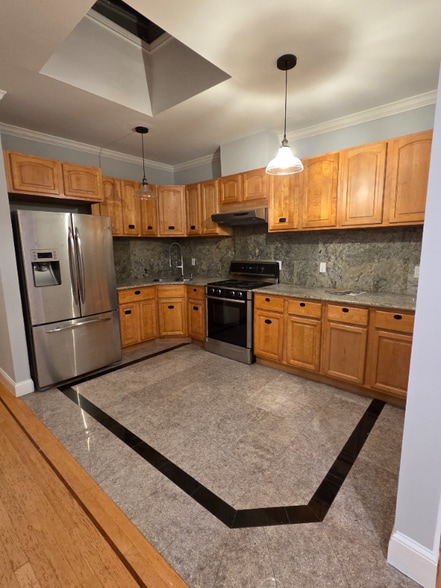 Building Photo - 163 Rae Ave