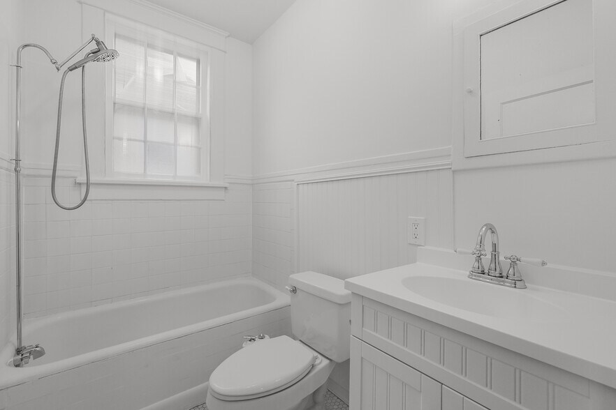 Building Photo - 1711 Primrose Ave